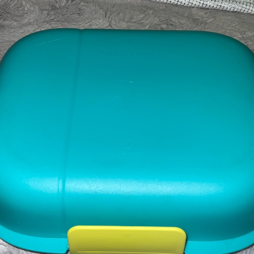Tupperware Aqua Lunch Container - Picture 6 of 7